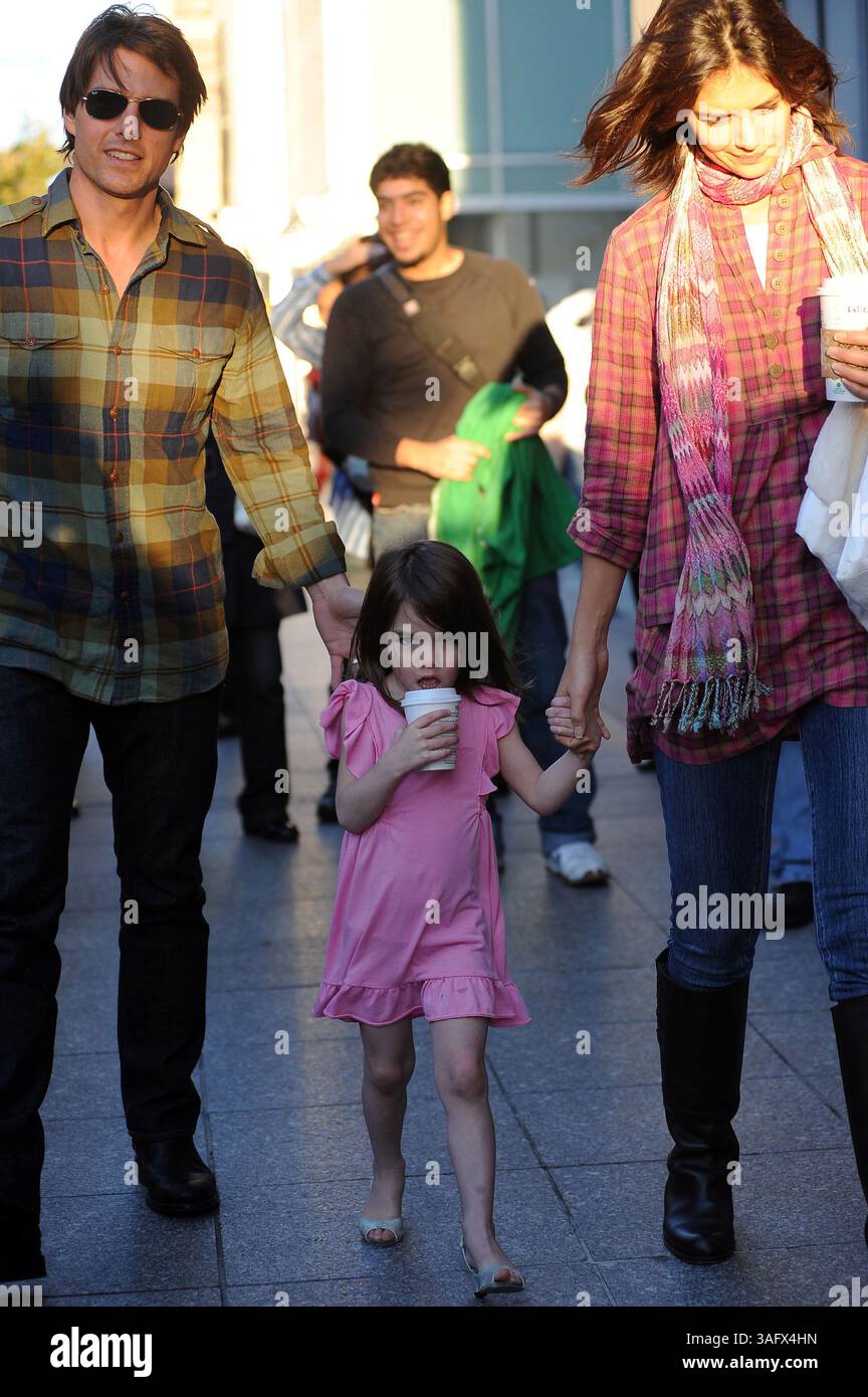 FOTO DEL FILE - la coppia di Hollywood una volta chiamata ''Tomkat'' si sta dividendo. Tom Cruise e Katie Holmes si sono sposati nel 2006 e hanno una figlia di sei anni. Nella foto: 11 ottobre 2009 - Boston, Massachusetts, Stati Uniti - LA CROCIERA SURI torna al suo hotel a Boston con sua madre KATIE HOLMES e suo padre TOM CRUISE. Tom Cruise è a Boston per girare un film. (Immagine di credito: © Sharkpixs/ZUMApress.com) Foto Stock