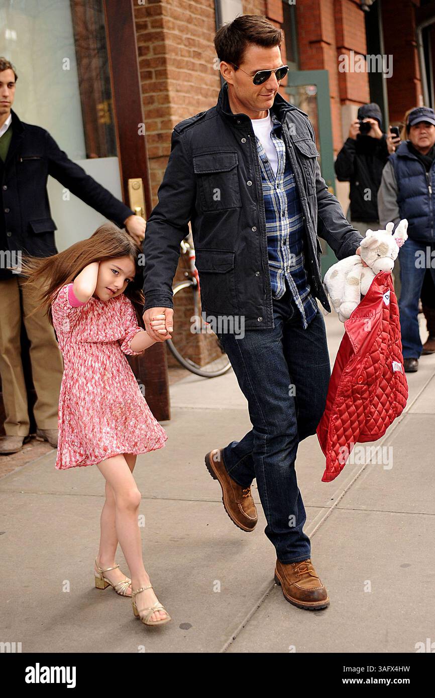 FOTO DEL FILE - la coppia di Hollywood una volta chiamata ''Tomkat'' si sta dividendo. Tom Cruise e Katie Holmes si sono sposati nel 2006 e hanno una figlia di sei anni. Nella foto: 16 dicembre 2011 - New York, New York, Stati Uniti - TOM CRUISE e SURI CRUISE si dirigono a New York City. (Immagine di credito: © Sharkpixs/ZUMAPRESS.com) Foto Stock