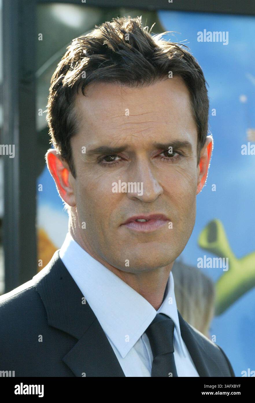 8 maggio 2004; Westwood, CA, Stati Uniti; l'attore RUPERT EVERETT alla "Shrek 2" LA Premiere tenutasi al Mann Village Theater. (Immagine di credito: Glenn Weiner/ZUMAPRESS.com) Foto Stock