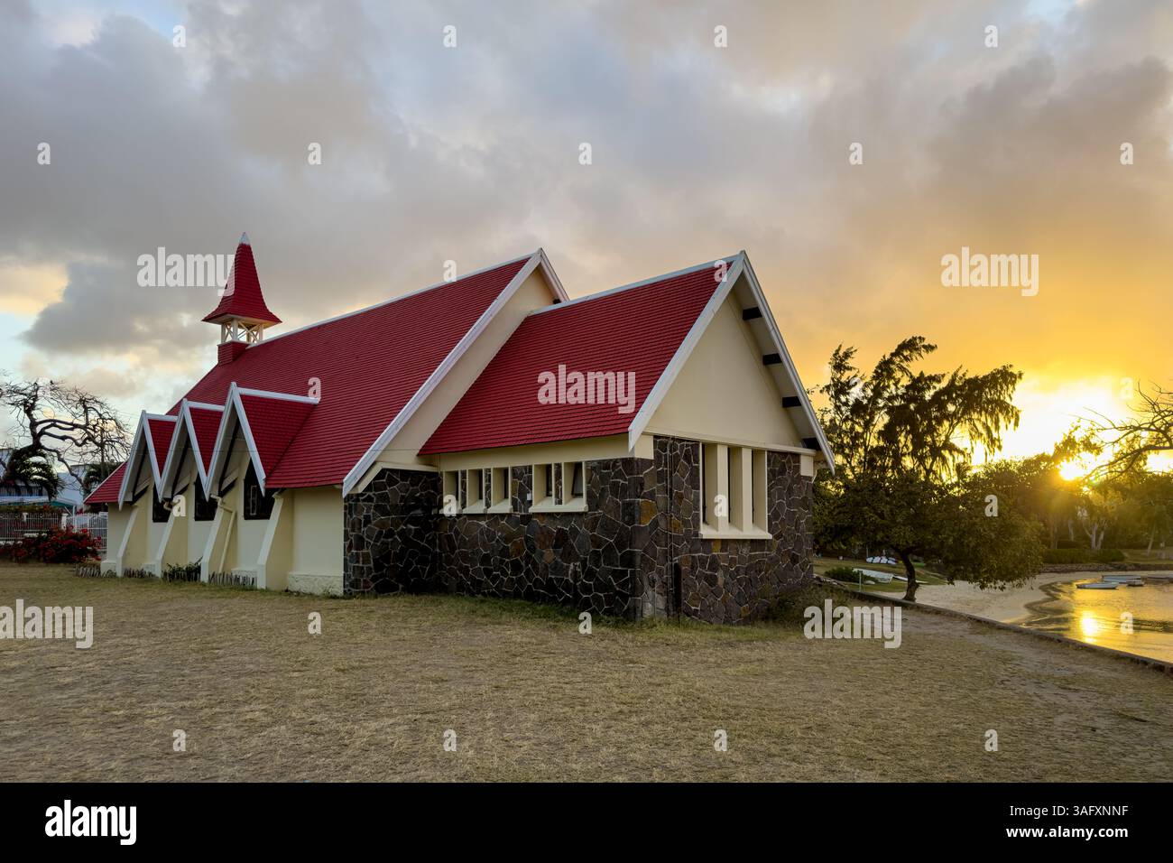 Chiesa cattolica chiamata 'Notre-Dame de Cap Malheureux', Isola Mauritius, Oceano Indiano Foto Stock