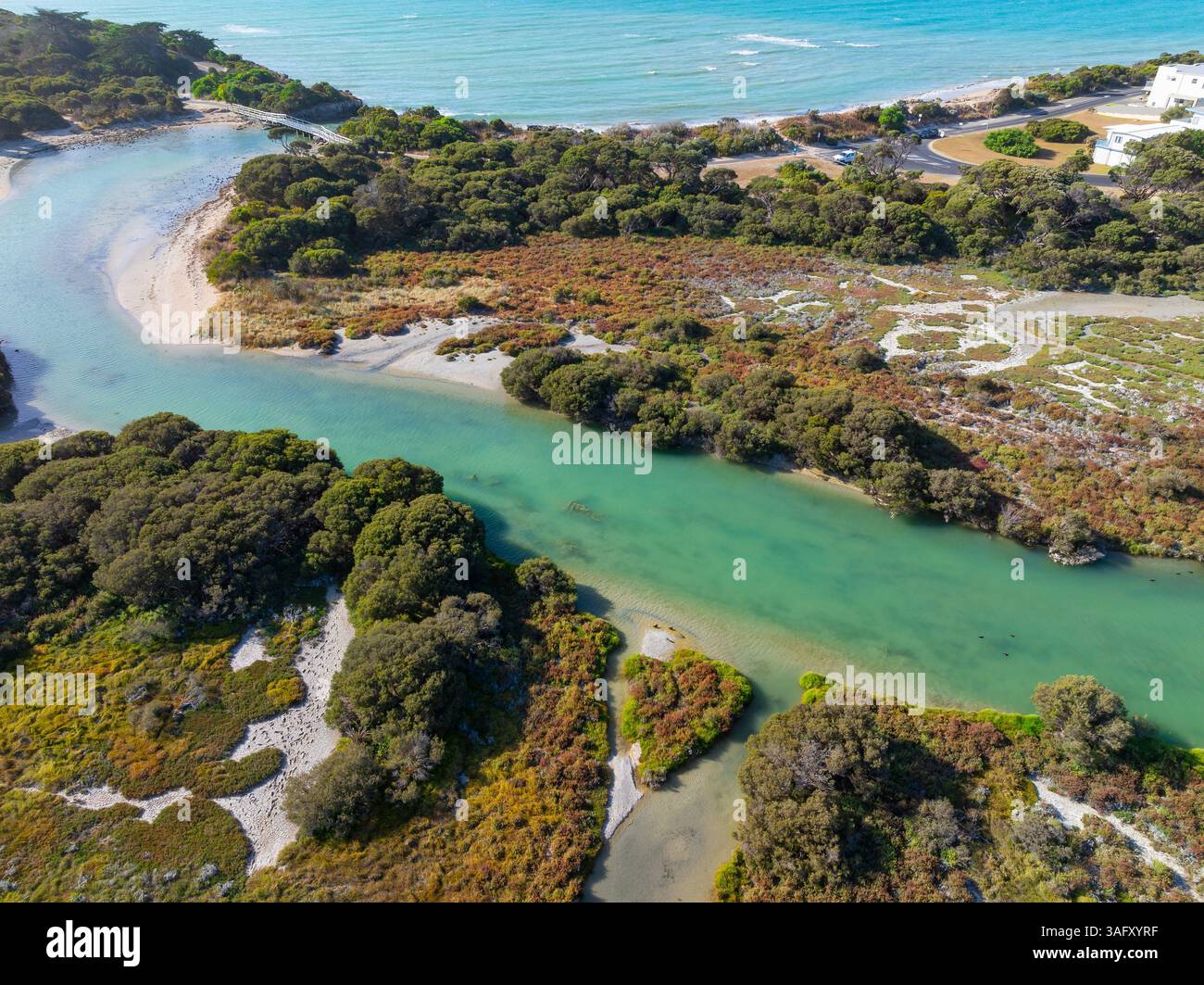 Vista aerea di un torrente turchese che si snoda verso il mare a Robe sulla costa calcarea dell'Australia meridionale. Foto Stock