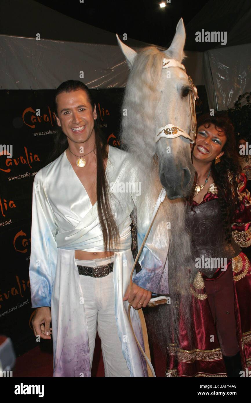 10 novembre 2004; Santa Monica, CA, Stati Uniti; serata inaugurale di Cavalia 'Magical Encounter Horse & Man' al Molo di Santa Monica. (Immagine di credito: Scott Weiner/ZUMAPRESS.com) Foto Stock