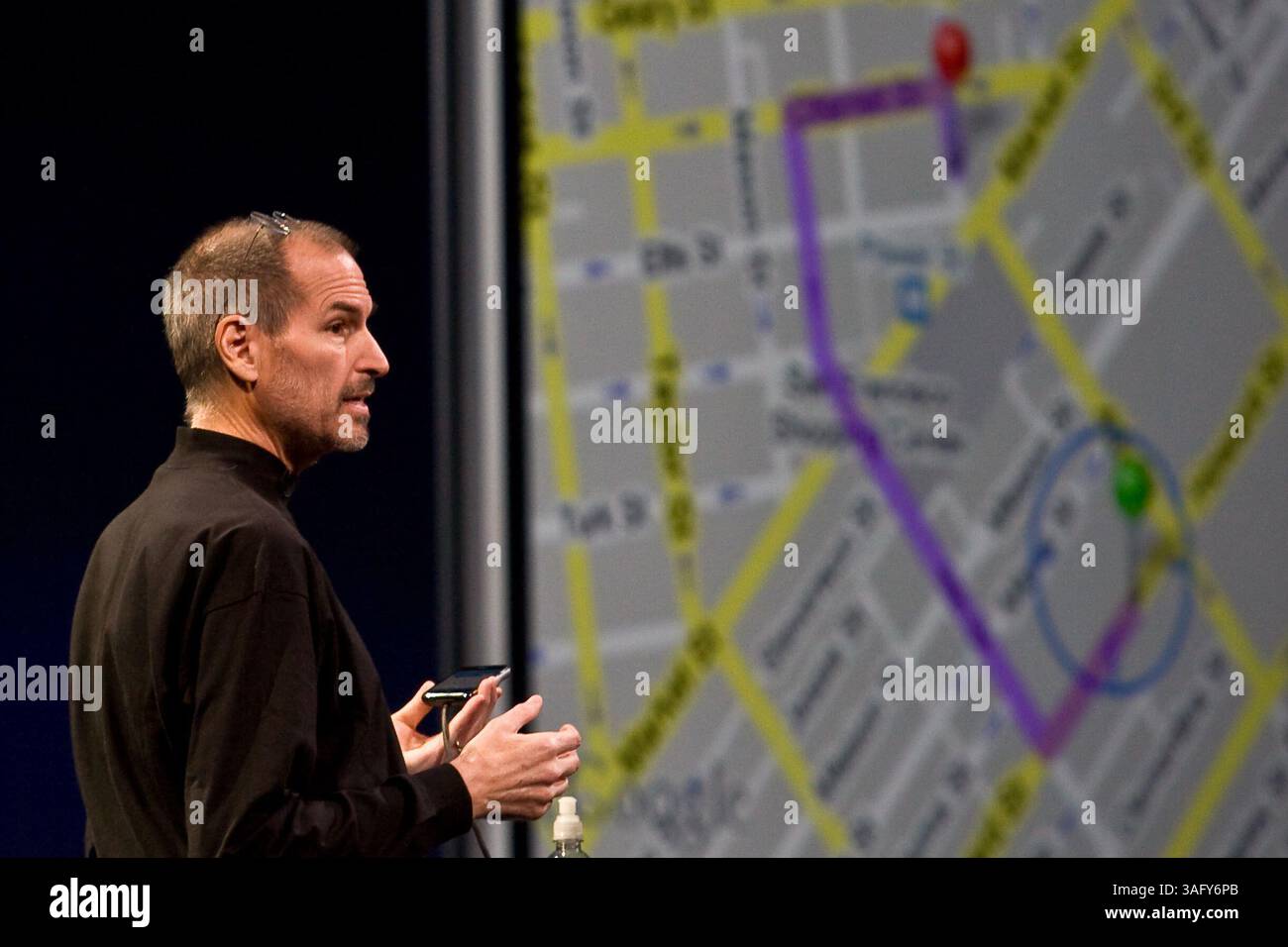 15 gennaio 2007 - San Francisco, California, Stati Uniti - il CEO di Apple STEVE JOBS presenta gli aggiornamenti software per iPhone e iPod che consentono agli utenti di triangolare la propria posizione su una mappa di Google, personalizzare il desktop dell'iPhone e altre applicazioni Web all'annuale Macworld Expo . Apple ha venduto 4 milioni di iPhone fino ad oggi nei 200 giorni dalla sua uscita, rendendo Apple il secondo cellulare più popolare sul mercato dopo Research in Motion (Credit Image: Tim Wagner/ZUMAPRESS.com) Foto Stock