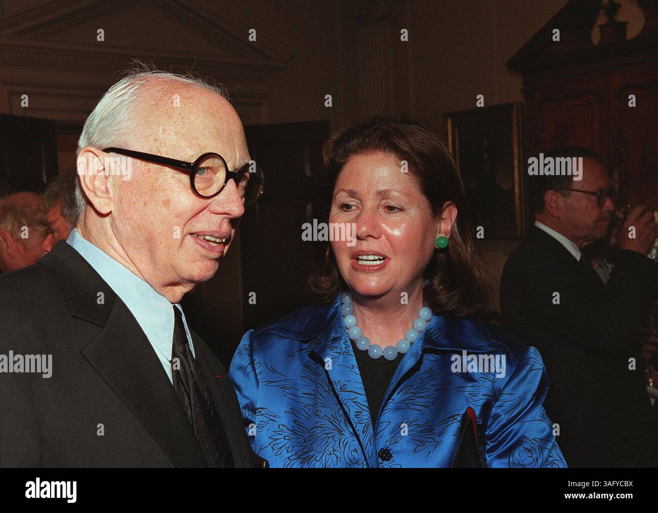Artista e donatore del programma Friends of Art and Preservation in Embassies, Elsworth Kelly, condivide un po' di tempo con Jo Carole Lauder durante un ricevimento nelle sale di ricevimento diplomatiche del Dipartimento di Stato, il 2 giugno 2000. (Immagine di credito: The Washington Times/ZUMAPRESS.com) Foto Stock