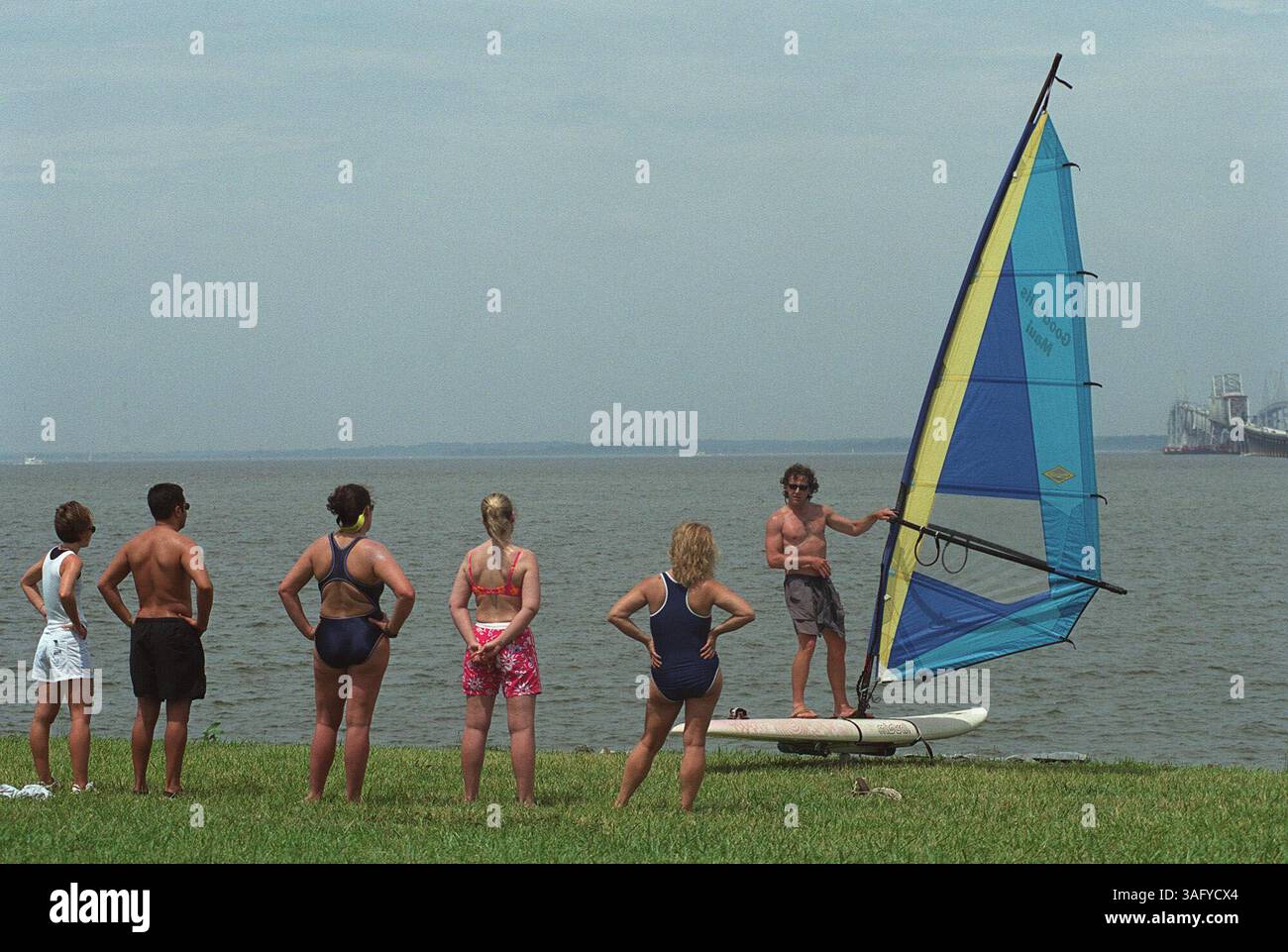 L'istruttore di windsurf Anthony Burrows dimostra i principi su un simulatore di terra ferma mentre i suoi studenti guardano su Kent Island, appena fuori dal Bay Bridge nel Maryland, 17 giugno 2000. (Immagine di credito: The Washington Times/ZUMAPRESS.com) Foto Stock