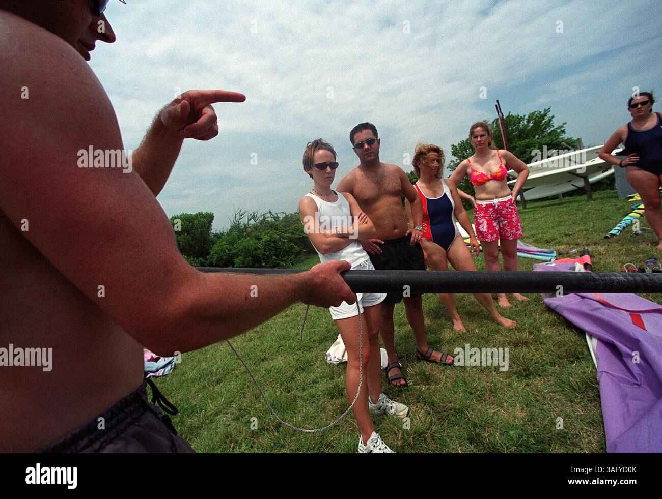 L'istruttore di windsurf Anthony Burrows spiega i principi del sartiame mentre i suoi studenti guardano su Kent Island, appena fuori dal Bay Bridge nel Maryland, 17 giugno 2000. (Immagine di credito: The Washington Times/ZUMAPRESS.com) Foto Stock
