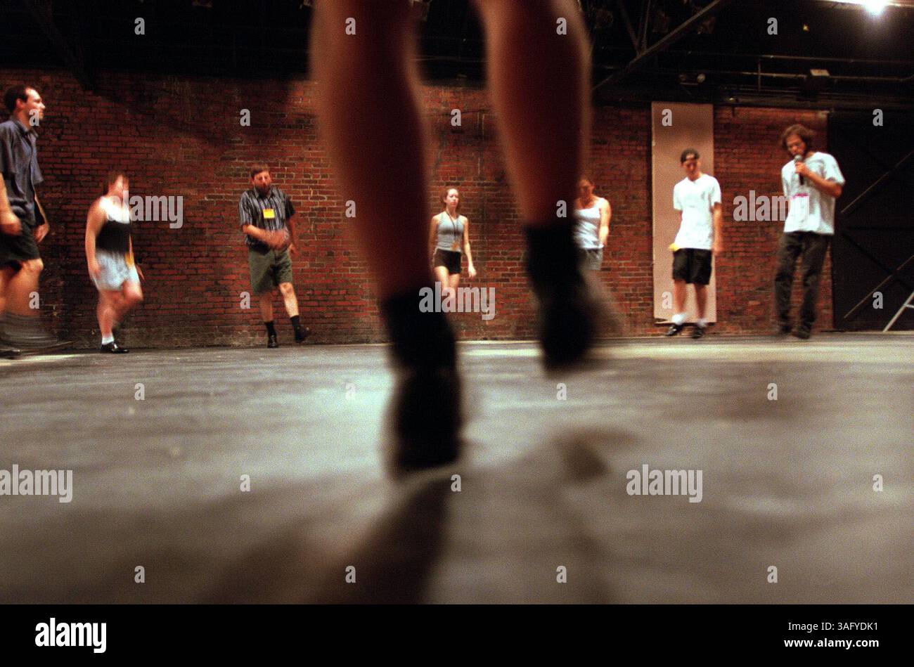 Gli studenti imparano il modo corretto di ballare gli zoccoli all'Augusta Heritage Center presso il Davis & Elkins College di Elkins, WVA, 12 luglio 2000. Il centro offre corsi intensivi di danza etnica, musica, artigianato e folklore dal 1972. (Immagine di credito: The Washington Times/ZUMAPRESS.com) Foto Stock