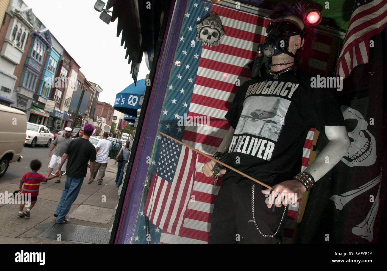 Con l'avvicinarsi della convenzione GOP, le immagini politiche abbondano per le strade di Philadelphia. Gli amanti dello shopping passano accanto a Zipperhead, un negozio di novità in South Street, martedì 25 luglio 2000. Anche se la merce appare un po' a sinistra del centro, i proprietari (Credit Image: The Washington Times/ZUMAPRESS.com) Foto Stock