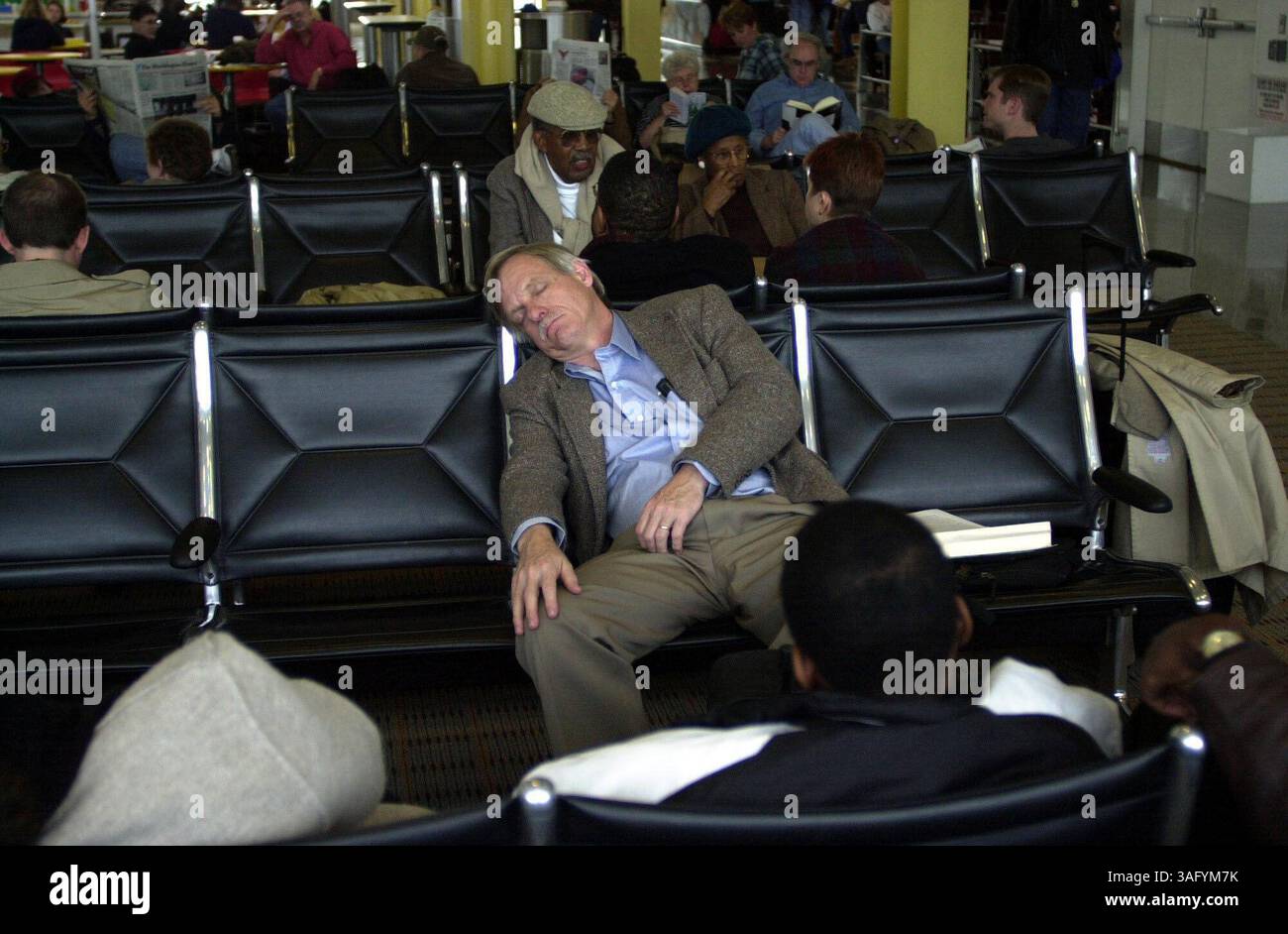 Walter Reed, un professore di letteratura inglese alla Emory University di Atlanta Georgia, riposa in attesa del suo volo Delta per Altlanta, in continuo ritardo, all'Aeroporto Nazionale Reagan, questo pomeriggio. Stava cercando di tornare a casa da una conferenza qui a Washington. Tutti i voli della Delta da Reagan sono stati cancellati fino alle 13 di oggi e tutti i voli della Delta Shuttle da e per Boston e New York sono stati cancellati per l'intera giornata, bloccando molti passeggeri (Credit Image: The Washington Times/ZUMAPRESS.com) Foto Stock