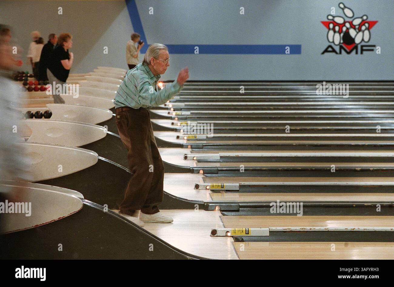 Warren Funk, 80 anni, guarda la sua palla mentre gioca a bowling in una lega senior presso le piste da bowling dell'AMF College Park a College Park, MD 16 gennaio 2002 (Credit Image: The Washington Times/ZUMAPRESS.com) Foto Stock Warren Funk, 80 anni, guarda la sua palla mentre gioca a bowling in una lega senior presso le piste da bowling dell'AMF College Park a College Park, MD 16 gennaio 2002 (Credit Image: The Washington Times/ZUMAPRESS.com) Foto Stock