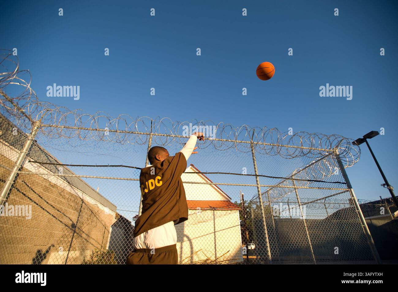5 gennaio 2010 - Biloxi, Mississippi, Stati Uniti - il detenuto spara pallacanestro all'esterno al Harrison County Juvenile Detention Center di Biloxi. (Immagine di credito: © Sharon Steinmann/ZUMAPRESS.com) Foto Stock