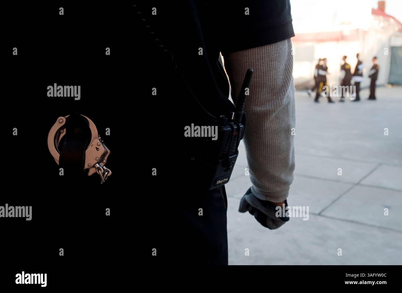 05 gennaio 2010 - Biloxi, Mississippi, Stati Uniti - l'ufficiale osserva i detenuti all'esterno del Harrison County Juvenile Detention Center di Biloxi. (Immagine di credito: © Sharon Steinmann/ZUMAPRESS.com) Foto Stock