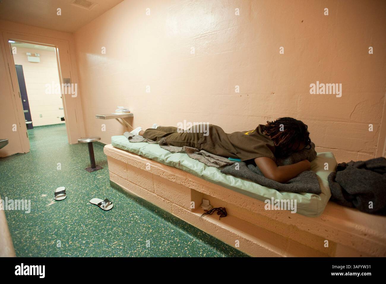 5 gennaio 2010 - Biloxi, Mississippi, Stati Uniti - detenuto in una nuova cella per occupanti singoli presso il Centro di detenzione per minorenni della contea di Harrison a Biloxi. (Immagine di credito: © Sharon Steinmann/ZUMAPRESS.com) Foto Stock