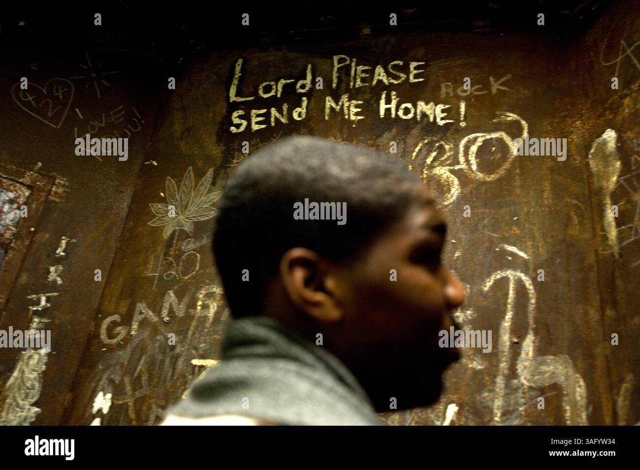 05 gennaio 2010 - Biloxi, Mississippi, Stati Uniti - detenuto nella sua cella coperta di graffiti al Harrison County Juvenile Detention Center di Biloxi. (Immagine di credito: © Sharon Steinmann/ZUMAPRESS.com) Foto Stock