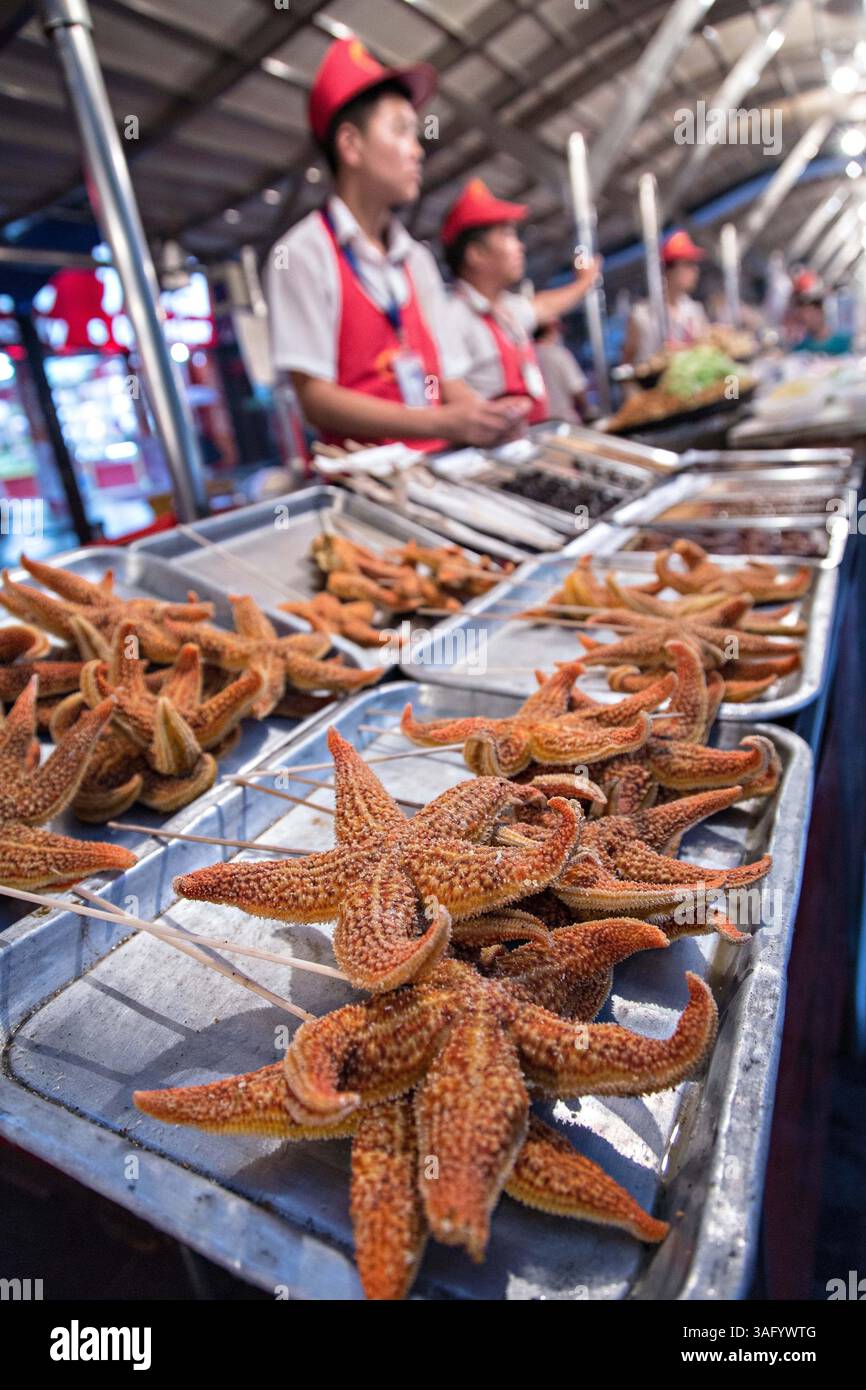 30 luglio 2012 - Pechino, Cina - venditore ambulante che vende cibi esotici al mercato notturno lungo il quartiere dello shopping di Wangfujing Street a Pechino, Cina (immagine di credito: © Richard Ellis/ZUMAPRESS.com) Foto Stock