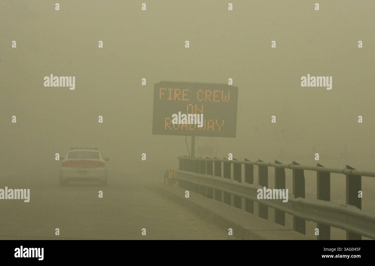 18 agosto 2012 - Boise, ID, USA - a causa di una scarsa visibilità e problemi di salute, i deputati dello sceriffo della contea di Elmore emettero ordini di evacuazione obbligatori ai residenti di Featherville, Idaho, mentre l'incendio di Trinity Ridge continuava a bruciare sabato 18 agosto 2012. Questo è il ponte sopra Johnson Creek. (Immagine di credito: © Katherine Jones/Idaho Statesman/MCT/ZUMAPRESS.com) Foto Stock