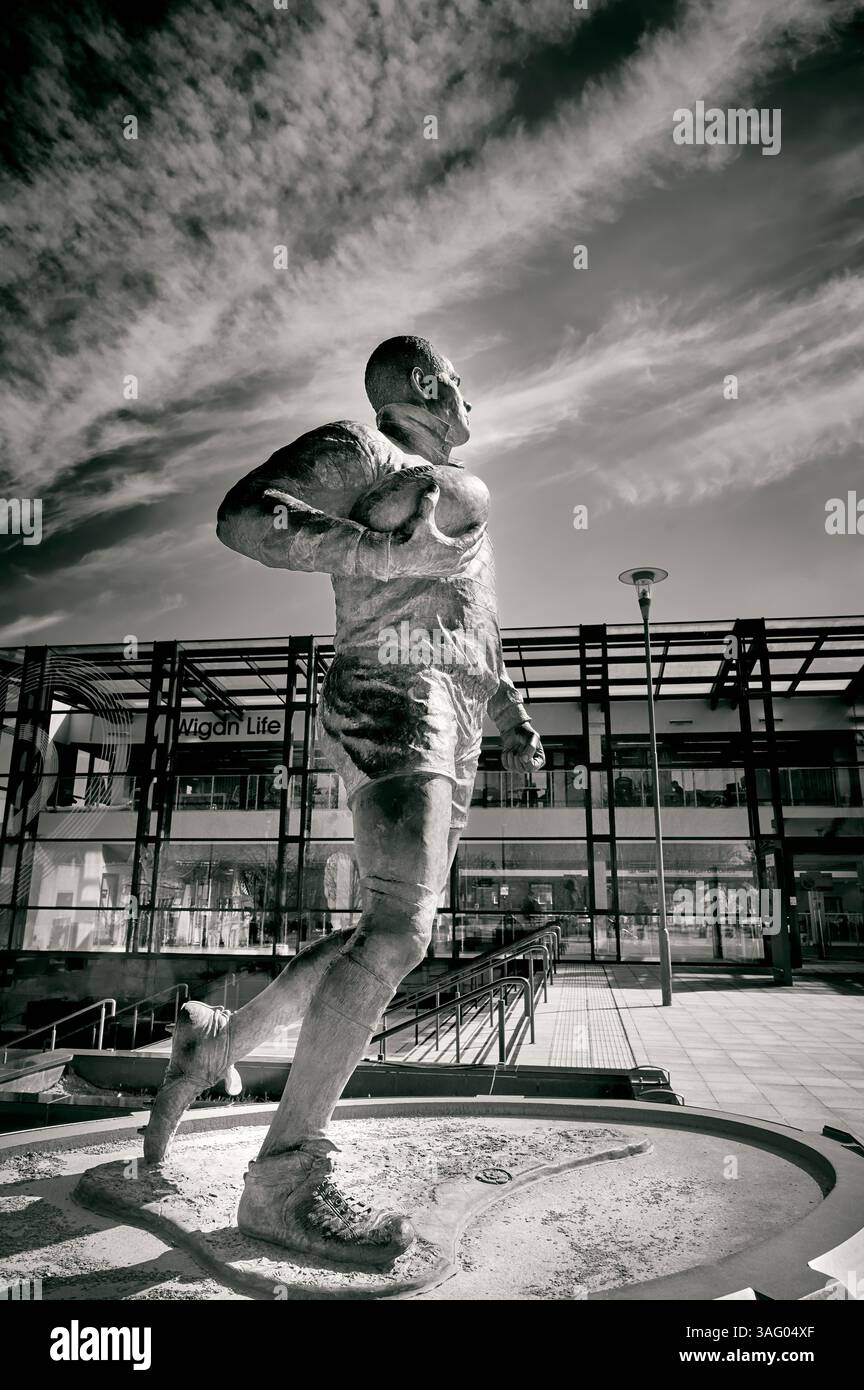 Statua del giocatore di rugby di Wigan Sir Billy Boston a Believe Square, Wigan, Regno Unito Foto Stock