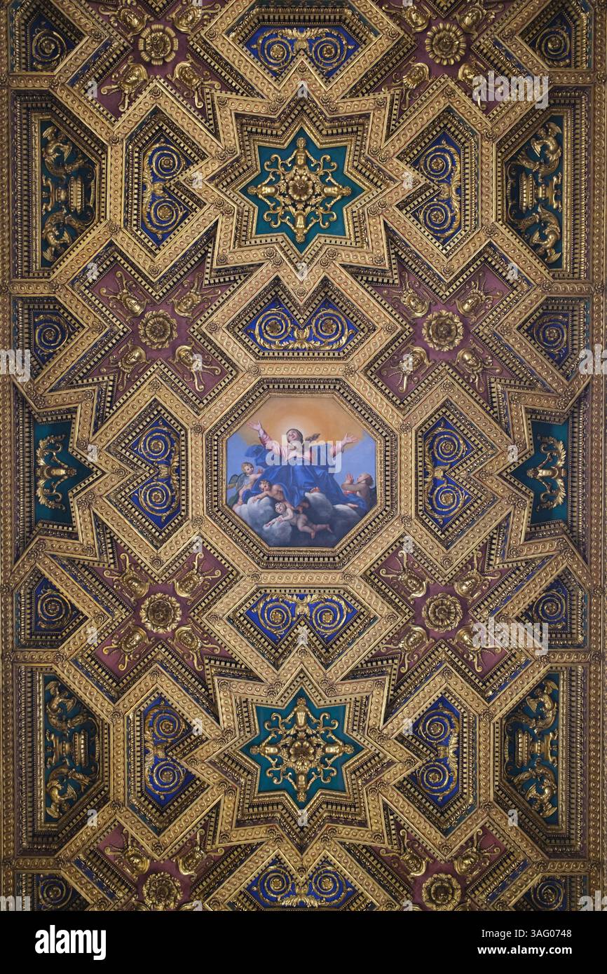 Italia: "Assunzione della Vergine", un dipinto di Domenichino (Domenico Zampieri, 1581 - 1641) nella navata centrale della Basilica di Santa Maria in Trastevere (Madonna in Trastevere), Trastevere, Roma. La basilica risale al IV secolo ed è costruita in stile romanico. Fu completata nel 1143. I mosaici sono opera di Pietro Cavallini e risalgono alla fine del XIII secolo. Foto Stock