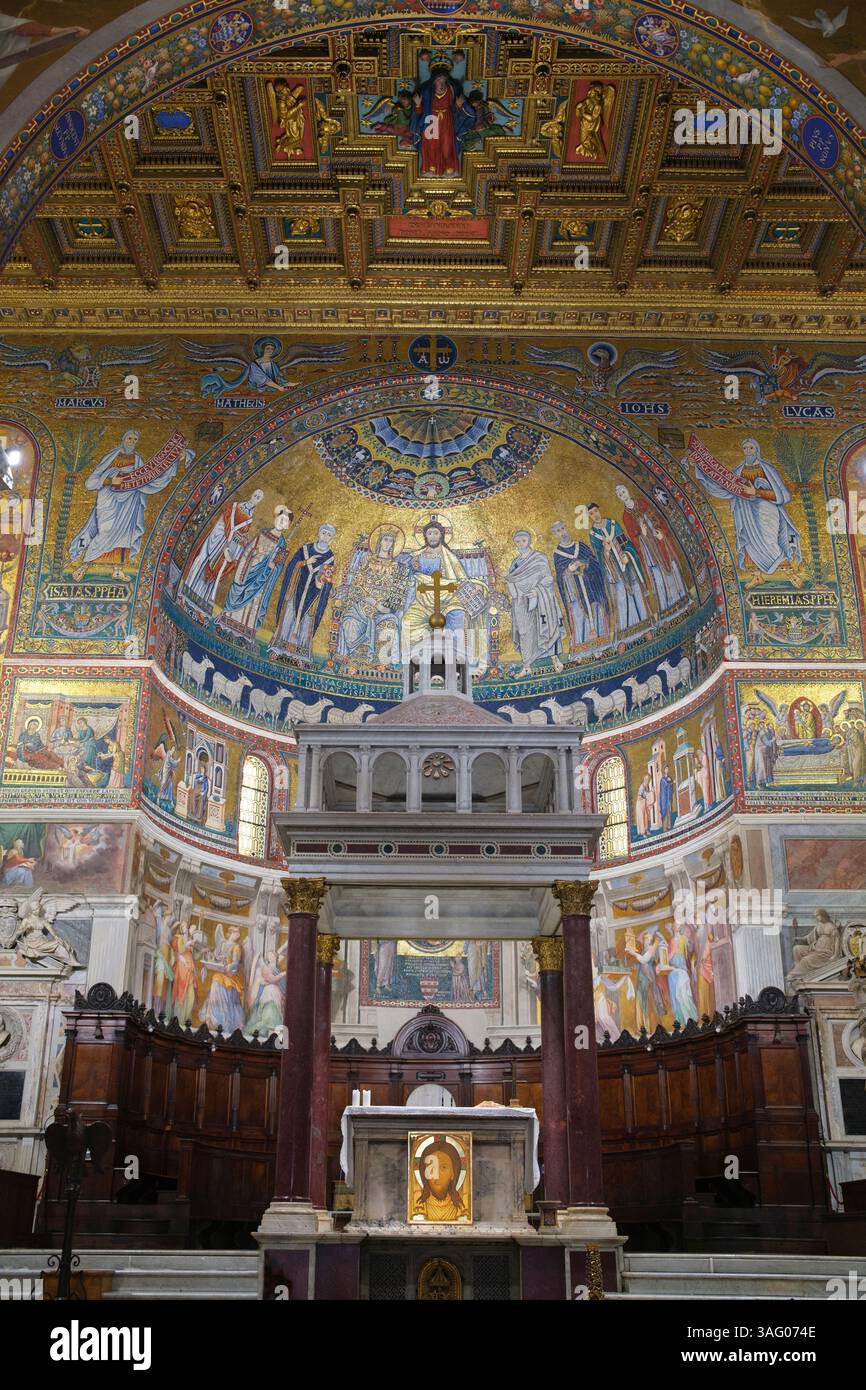 Italia: Dipinti in stile classico nell'abside, tra cui le figure centrali di Cristo e Maria, la Basilica di Santa Maria in Trastevere, Trastevere, Roma. La basilica risale al IV secolo ed è costruita in stile romanico. Fu completata nel 1143. I mosaici sono opera di Pietro Cavallini e risalgono alla fine del XIII secolo. Foto Stock