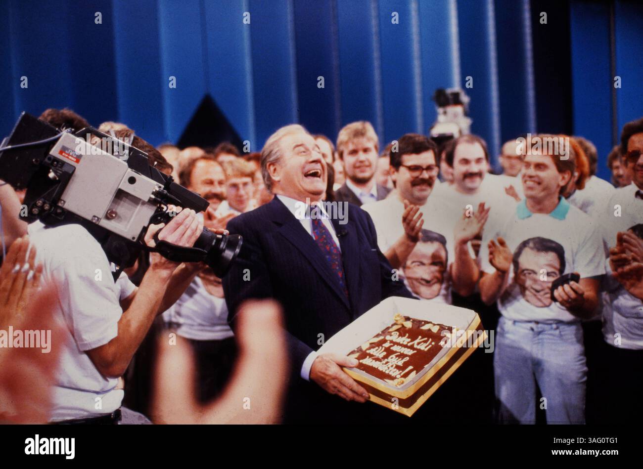 Einer wird gewinnen, alias EWG, ARD Quizsendung, Hans-Joachim Kulenkampff wird von seinem Team in Seiner letzten Sendung mit einer torte verabschiedet, 21. Novembre 1987. Foto Stock