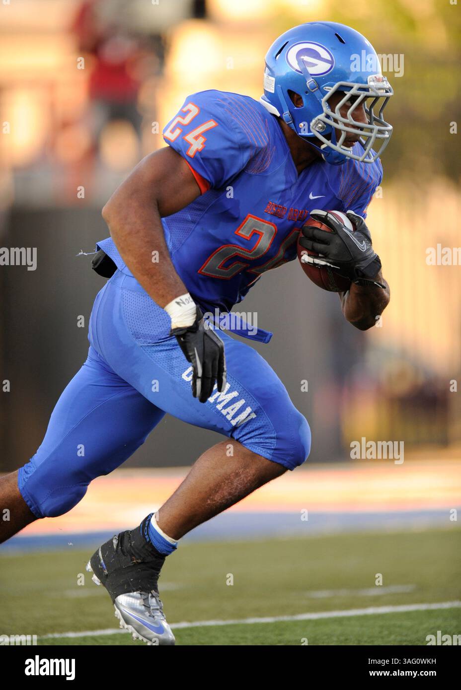 24 agosto 2012: Obiettivo nazionale di reclutamento Nathan Starks (24) del vescovo Gorman, gestisce la palla durante una partita di football delle scuole superiori tra le squadre classificate a livello nazionale di nostra Signora del buon Consiglio Falcons (Olney, MD) e i Bishop Gorman Gaels (Las Vegas, NV) venerdì 24 agosto 2012 al Fertitta Field della Bishop Gorman High School di Las Vegas, NV. Bishop Gorman ha vinto la partita è stata trasmessa in diretta su ESPN 2. Josh Holmberg/CSM(immagine di credito: © Josh Holmberg/Cal Sport Media/ZUMAPRESS.com) Foto Stock