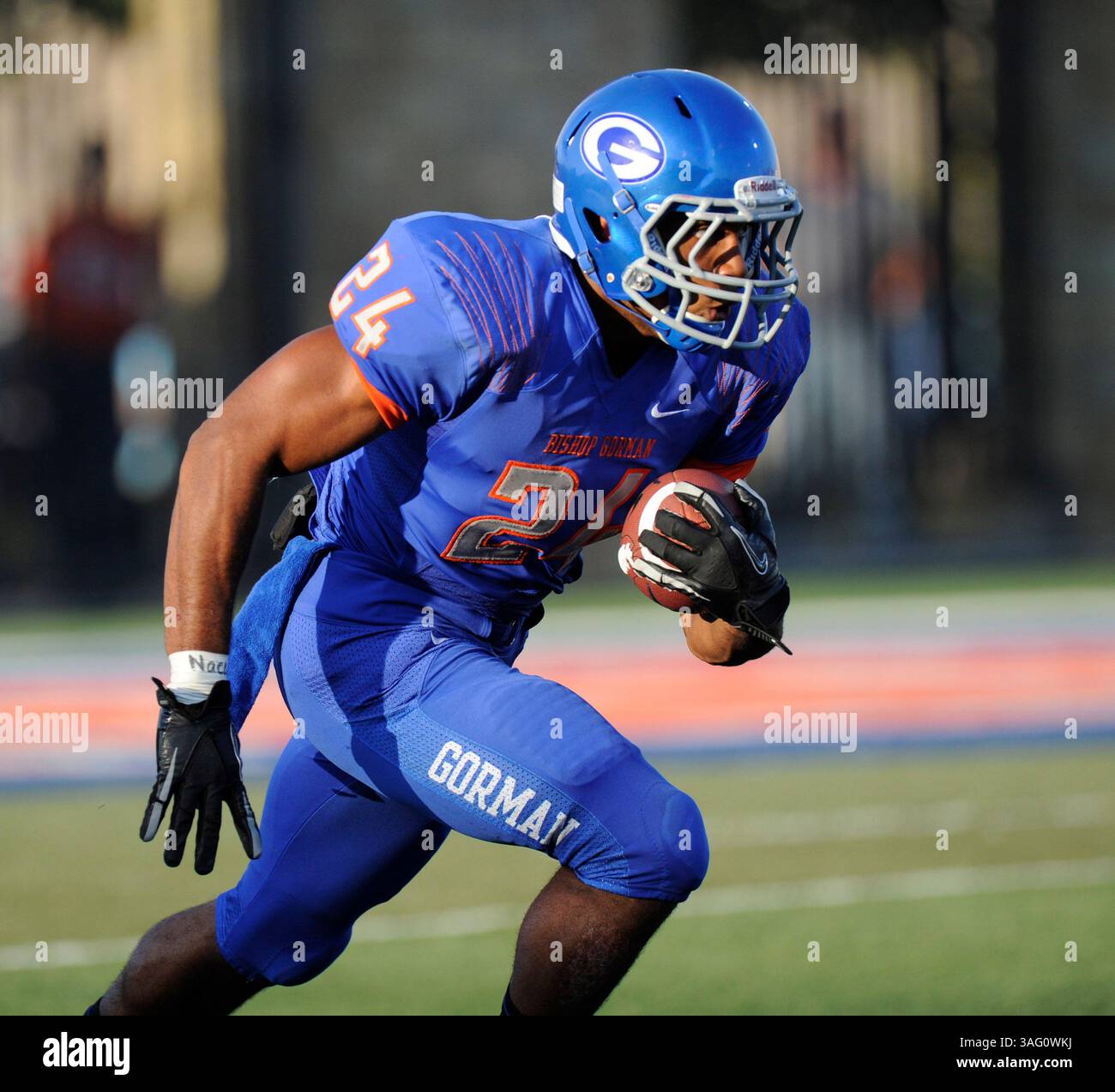 24 agosto 2012: Obiettivo nazionale di reclutamento Nathan Starks (24) del vescovo Gorman, gestisce la palla durante una partita di football delle scuole superiori tra le squadre classificate a livello nazionale di nostra Signora del buon Consiglio Falcons (Olney, MD) e i Bishop Gorman Gaels (Las Vegas, NV) venerdì 24 agosto 2012 al Fertitta Field della Bishop Gorman High School di Las Vegas, NV. Bishop Gorman ha vinto la partita è stata trasmessa in diretta su ESPN 2. Josh Holmberg/CSM(immagine di credito: © Josh Holmberg/Cal Sport Media/ZUMAPRESS.com) Foto Stock