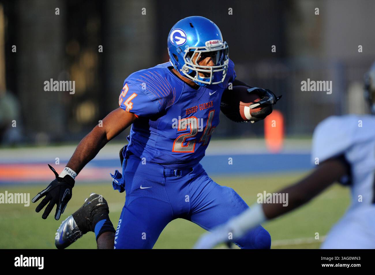 24 agosto 2012: Obiettivo nazionale di reclutamento Nathan Starks (24) del vescovo Gorman, gestisce la palla durante una partita di football delle scuole superiori tra le squadre classificate a livello nazionale di nostra Signora del buon Consiglio Falcons (Olney, MD) e i Bishop Gorman Gaels (Las Vegas, NV) venerdì 24 agosto 2012 al Fertitta Field della Bishop Gorman High School di Las Vegas, NV. Bishop Gorman ha vinto la partita è stata trasmessa in diretta su ESPN 2. Josh Holmberg/CSM(immagine di credito: © Josh Holmberg/Cal Sport Media/ZUMAPRESS.com) Foto Stock