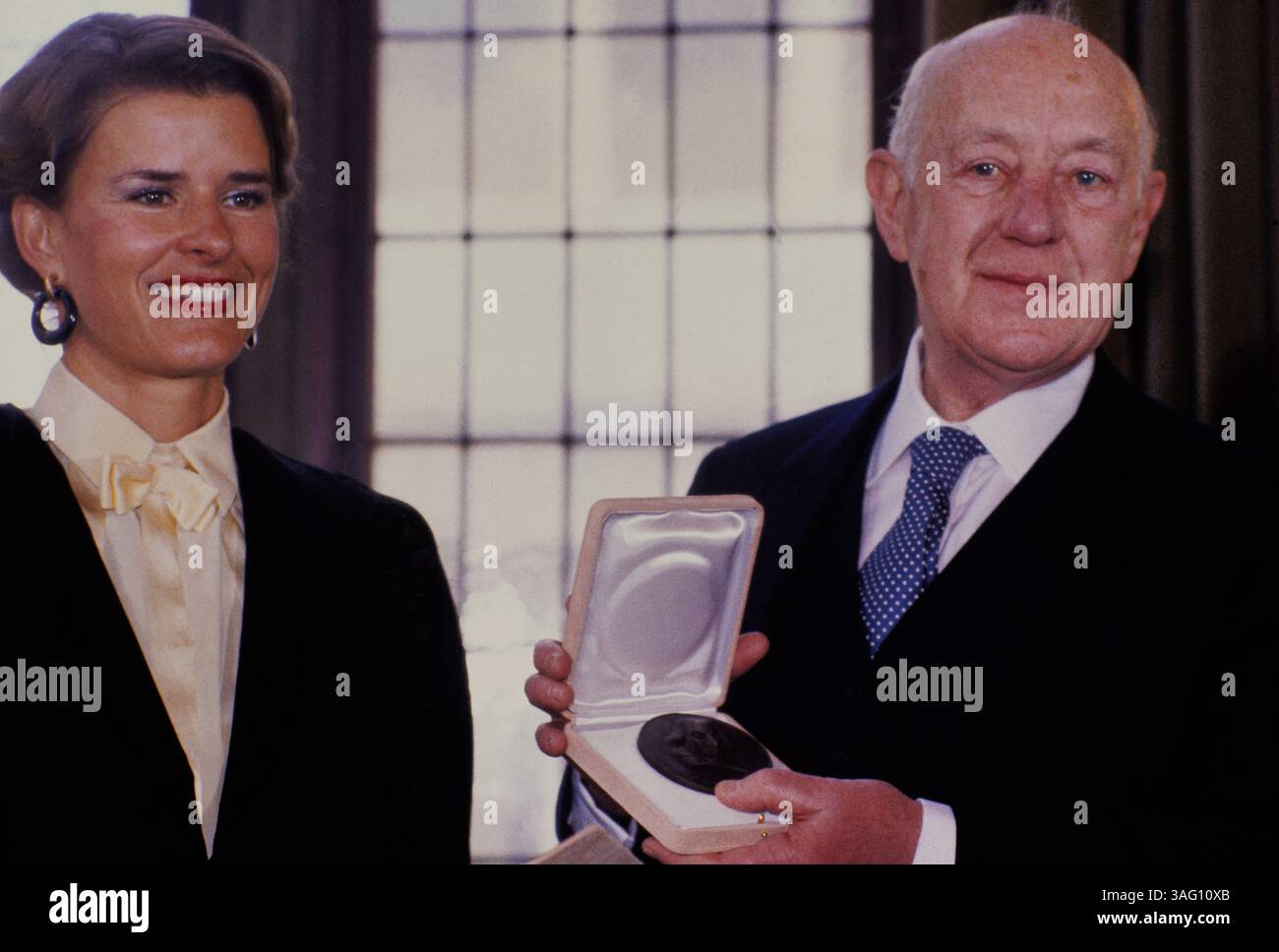 Birte Toepfer, deutsche Mäzenin und Preisträger Sir Alec Guinness, der berühmte britische Schauspieler erhält in Hamburg den Shakespeare Preis 1985 von der Alfred-Toepfer-Stiftung F. V. S. - Die Stiftung setzt sich für die Förderung der europäischen Verständigung und Wahrung der kulturellen Vielfalt ein. Foto Stock