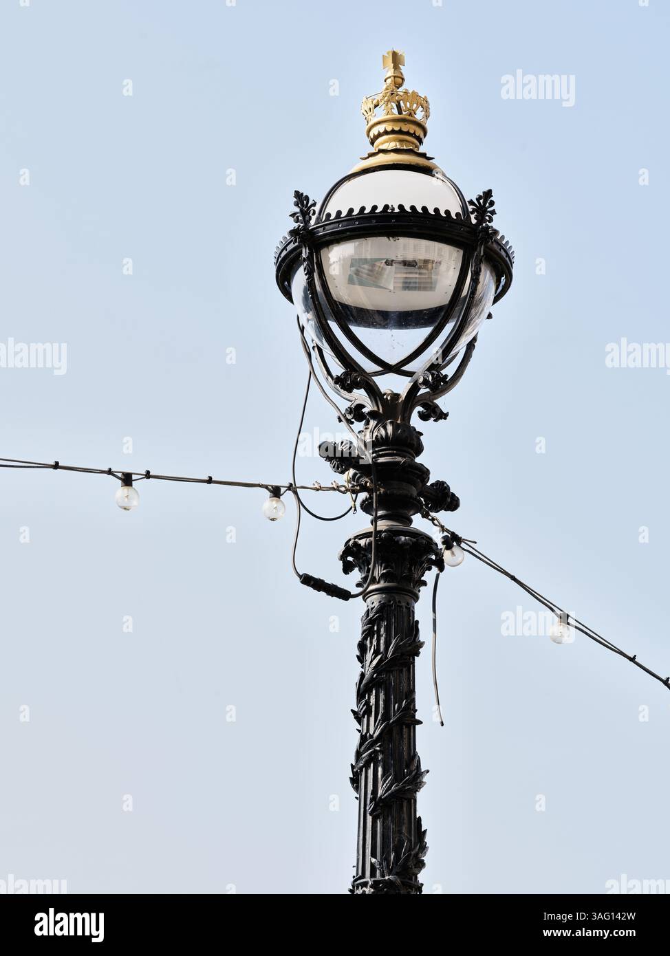 Lampada vittoriana sull'argine del fiume Tamigi, Londra, Inghilterra. Foto Stock