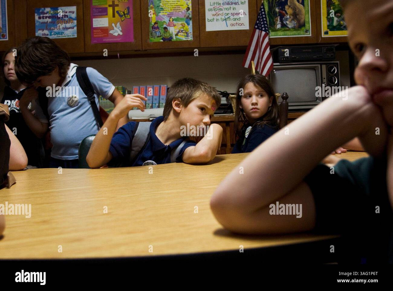 ht 274560 mant tutoring..DIDASCALIA: (Ridge Manor 09/18/2007) gli studenti della scuola che partecipano alla Ridge Manor United Methodist Church ascoltano e guardano intorno alla stanza mentre ricevono istruzioni su una delle loro stazioni di tutoraggio...ROSS MANTLE | Times...RIASSUNTO DELLA STORIA: Ridge Manor United Methodist Church tiene il suo primo giorno dopo il tutoraggio scolastico. I bambini vengono introdotti alle diverse stazioni attraverso le quali ruoteranno mentre i volontari li assistono nel lavoro scolastico. Secondo Jane Comer (immagine di credito: St Petersburg Times/ZUMAPRESS.com) Foto Stock