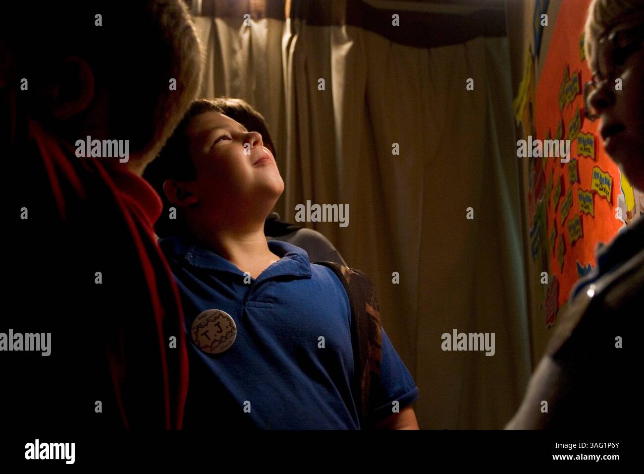 ht 274560 mant tutoring..DIDASCALIA: (Ridge Manor 09/18/2007) T.J. Oesterricher (cq), 9, guarda i manifesti sul muro della Ridge Manor United Methodist Church postazione di lettura del programma di tutoraggio dopo la scuola...ROSS MANTLE | Times...RIASSUNTO DELLA STORIA: Ridge Manor United Methodist Church tiene il suo primo giorno dopo il tutoraggio scolastico. I bambini vengono introdotti alle diverse stazioni attraverso le quali ruoteranno mentre i volontari li assistono nel lavoro scolastico. Secondo Jane Comer (immagine di credito: St Petersburg Times/ZUMAPRESS.com) Foto Stock