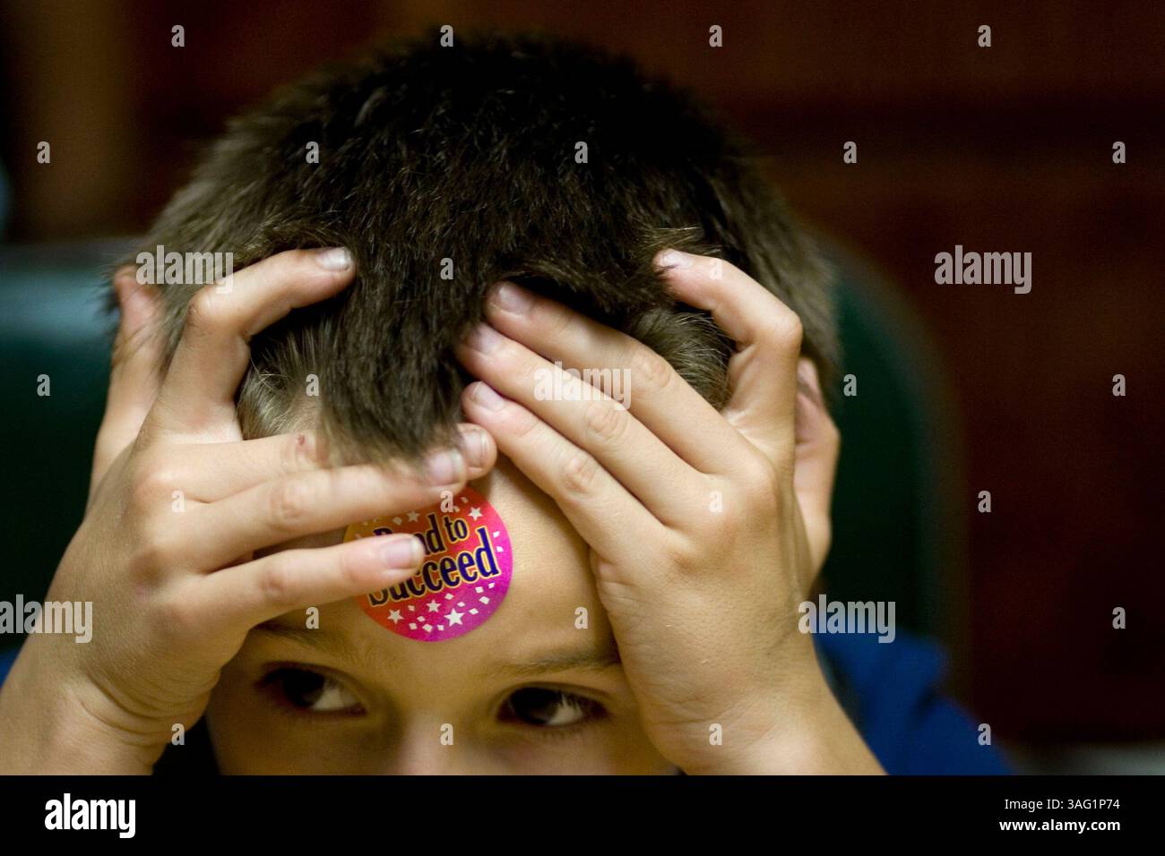 ht 274560 mant tutoring..DIDASCALIA: (Ridge Manor 09/18/2007) Quinton Croteau (cq), 8, spinge un adesivo leggendo ''leggi per avere successo'' sulla fronte mentre apprende l'argomento di una stazione di tutoraggio alla Ridge Manor United Methodist Church...ROSS MANTLE | Times...RIASSUNTO DELLA STORIA: Ridge Manor United Methodist Church tiene il suo primo giorno dopo il tutoring SCOLASTICO. I bambini vengono introdotti alle diverse stazioni attraverso le quali ruoteranno mentre i volontari li assistono nel lavoro scolastico. Secondo Jane Comer (immagine di credito: St Petersburg Times/ZUMAPRESS.com) Foto Stock