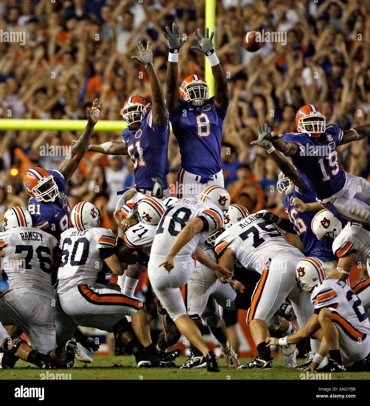 FOTO # 11 ] ..09 29 2007 - GAINESVILLE - la Florida salta invano nel tentativo di bloccare il Field goal vincente del kicker di Auburn Wes Bynum nel quarto quarto quarto della sconfitta della Florida 20-17 contro Auburn...BRIAN CASSELLA | Times..RIASSUNTO DELLA STORIA - Florida Gators vs Auburn Tigers al Ben Hill Griffin Stadium sabato (Credit Image: St Petersburg Times/ZUMAPRESS.com) Foto Stock