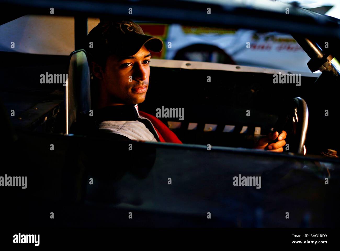 TP 276082 WALL  Cherry 4.(10/12/2007 -- Valrico) FOTO 4 di 4: Michael Cherry,(CQ) 18, ha corso per quattro anni in un'ovale sterrata, ma sta compiendo una graduale transizione verso il marciapiede. Il suo obiettivo è quello di un giorno gareggiare sul circuito NASCAR o camion. (Immagine di credito: St Petersburg Times/ZUMAPRESS.com) Foto Stock