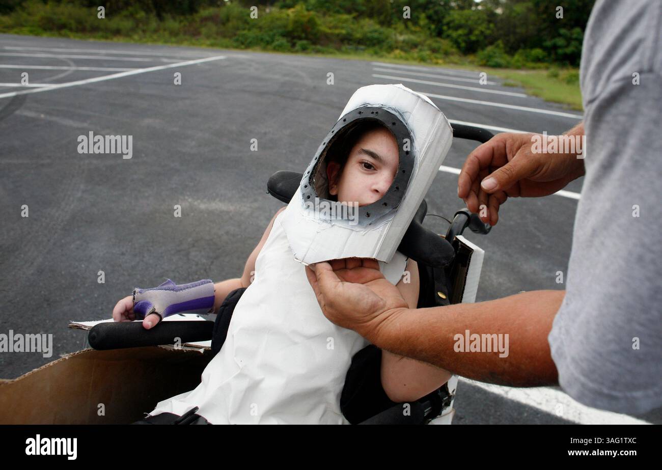 DIDASCALIA: (Data e data qui). Amber Fletcher, 11 anni, guarda fuori dal suo casco da astronauta che Chuck ha costruito appositamente troppo grande per poter ruotare la testa dentro di esso. Ci sono molti piccoli dettagli brillanti che entrano nella navicella spaziale, come i LED sulle ali, una ventola per computer convertita che soffia la schiena e le ali che si piegano e si attaccano lateralmente con velcro per i luoghi più stretti... (Immagine di credito: St Petersburg Times/ZUMAPRESS.com) Foto Stock