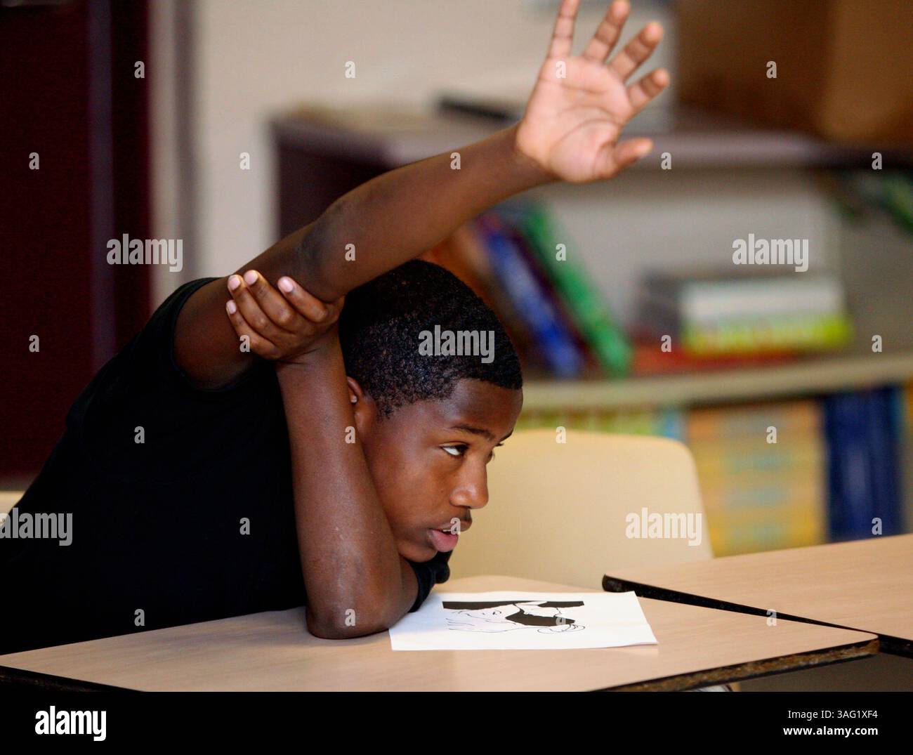 2 di 4.DIDASCALIA (TAMPA - 11/12/07): (2) studente della scuola media Stewart Tarik Palacio (cq / 11 anni) alza la mano per rispondere a una domanda nella classe ''ragazzi in ascesa'' lunedì (immagine di credito: St Petersburg Times/ZUMAPRESS.com) Foto Stock