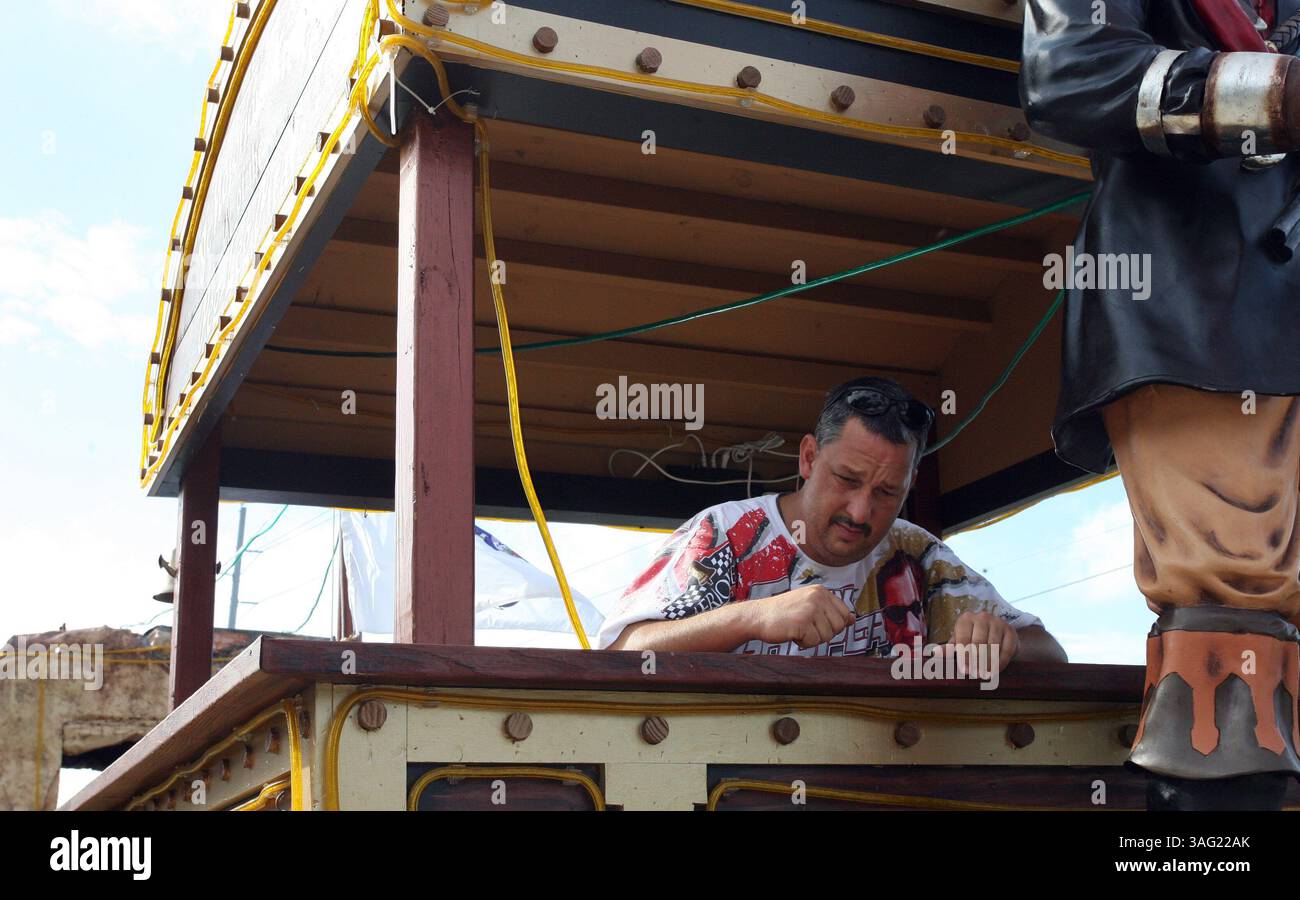 TP 281122 ZUPP Krewes 2.didascalia: (Ruskin 01/12/2008) Richard Hearn di Riverview (cq) lavora sul cablaggio per il Ye Notorious Krewe del galleggiante pirata della gamba del perno. I krewe hanno 4 anni e non sono mai stati accettati alla Gasparilla Parade. (Immagine di credito: St Petersburg Times/ZUMAPRESS.com) Foto Stock