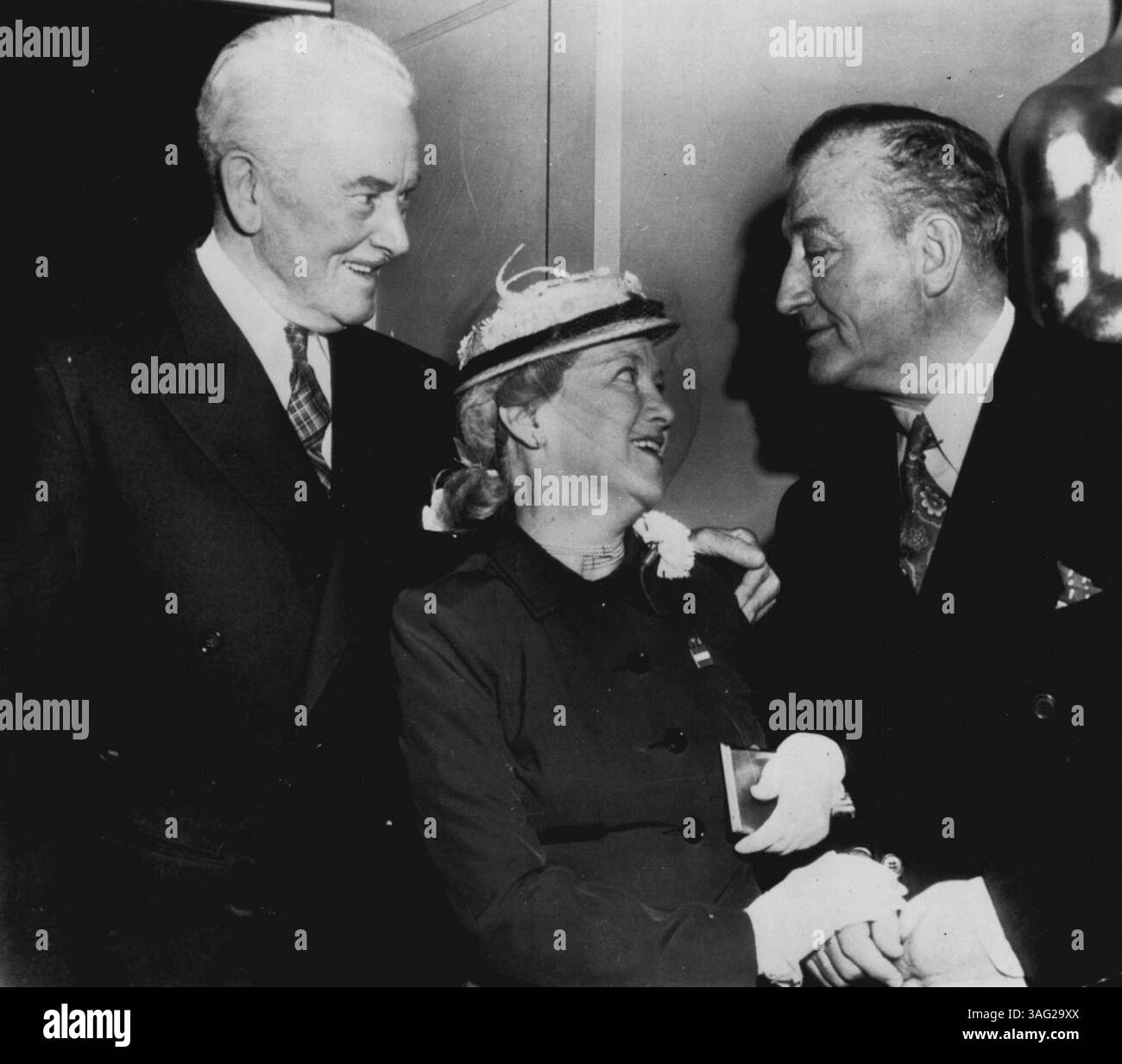 Stars of Yesterday -- tre film Greatss pf 'The Good Old Days' si riuniscono ieri sera mentre la vecchia folla si riunisce per assistere a un film che rende loro omaggio, 'The Hollywood Story'. Da sinistra a destra Herbert Rawlinson, Pauline Garon e Francis X. Bushman. 9 maggio 1951. (Foto di AP Wirephoto). Foto Stock