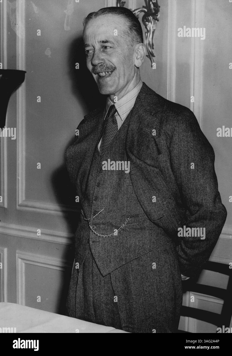 Sir Alexander Cadogan Sir Alexander Cadogan, presidente della BBC, ha affermato ieri che la televisione potrebbe rendere la Gran Bretagna una nazione più "a casa" che aveva già aumentato la domanda di "bottiglie turnate - tappate”. (La maggior parte della birra britannica in bottiglia viene fornita in contenitori con tappi a vite.) Commentando la possibile influenza sociale ed economica della televisione, ha detto che, oltre a telespettatori che vogliono bere a casa piuttosto che in un pub, la vendita di set stava anche danneggiando le vendite se lavatrici, frigoriferi e 'altri gadget di questo tipo', ma questo potrebbe essere solo temporaneo. Se la tendenza della gente a rimanere Foto Stock