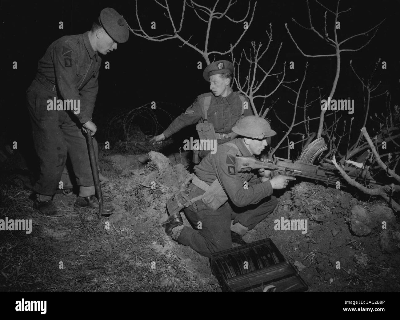 Truppe britanniche scavano nell'area di Trieste -- uomini dei reali scozzesi, della 24th Infantry Brigade, Betfor (truppe britanniche a Trieste) scavando in una nuova posizione vicino alla frontiera jugoslava. A sinistra c'è il privato William Cutton, di Leeds, Yorkshire; in background nel Corporal Horace Love, di Leicester; e a destra, con Bren Gun, è il privato David Bannerman, di Glasgow. Fu annunciato ufficialmente a Trieste il 24 marzo che altre truppe britanniche di stanza a Trieste erano state spostate più vicino alla frontiera jugoslava. L'annuncio è stato fatto dal maggiore generale Terence S. Airey, Chief Civil Affairs Officer in TRIPS Foto Stock