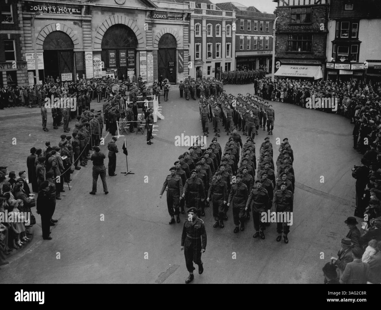 Arnhem 'Red Devils' in Parade -- Una vista generale della parata passando la base salutista (a sinistra) nella Piazza del mercato, Salisbury, oggi 16 settembre. Lieut. Generale Sir John Criocker, G.O.C., il comando meridionale viene visto mentre prende il saluto sul banco (a sinistra). Più di migliaia di "Red Devils" hanno marciato per le strade di Salisbury oggi 16 settembre. Nella più grande Arnhem Parade del paese, in cui il saluto è stato preso da Lieut. Generale Sir John Crocker, G.O.C., comando meridionale. 17 settembre 1946. (Foto di Associated Press Photo). Foto Stock