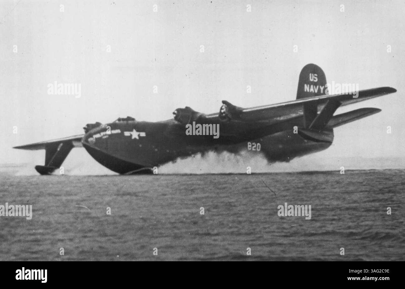 Atterraggi in sicurezza con un solo motore sparito - il gigantesco idrovolante della Marina Philippine Mars fa un atterraggio sicuro nel porto di Honolulu ieri con uno dei suoi quattro motori (a destra) spariti. Il motore si è spento e ha dato fuoco a un'ala mentre l'idrovolante era a 440 miglia da Honolulu su un volo da Alameda, California, con 40 passeggeri e un equipaggio di 14. 7 settembre 1949. (Foto di AP Wirephoto). Foto Stock