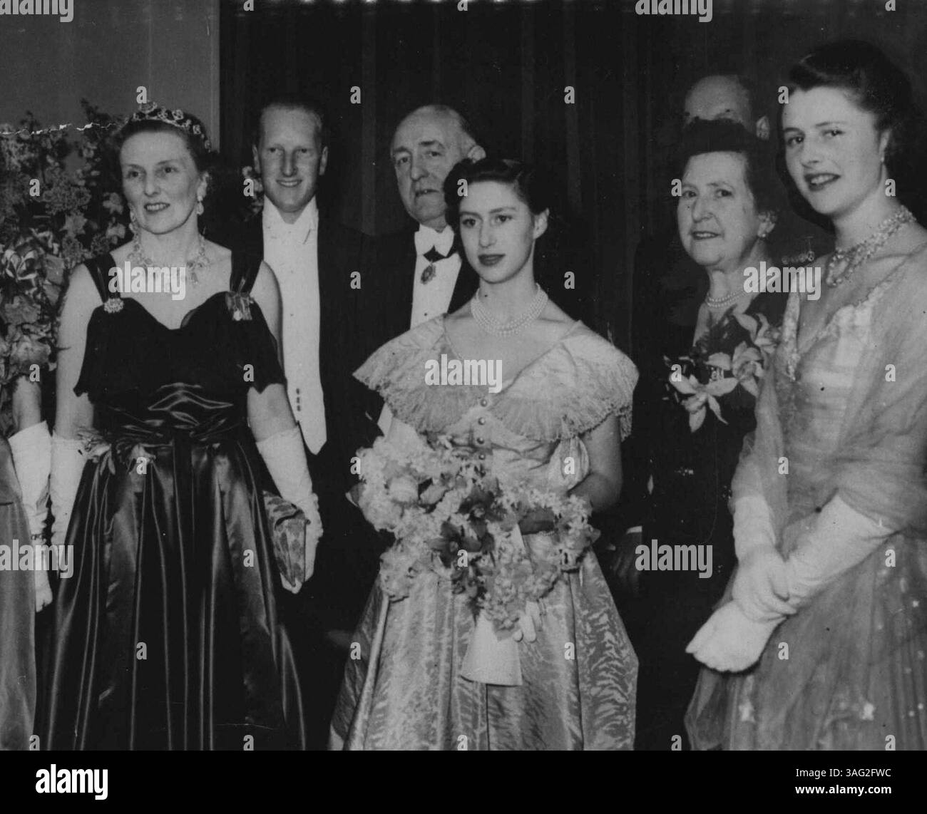 Foto mostra:- la festa Buccleuch alla palla che si tiene a Glasgow in aiuto della Associazione Scozzese delle ragazze Clubs. Da sinistra a destra: La signorina Sheila Carlon, la duchessa di Buccleuch, il conte di Dalkeith. 25 - anno - figlio unico del duca di Buccleuch, Sir Hector McNeill , Lord Provost di Glasgow, la principessa Margaret, Lady McNeill, e Lady Caroline Scott 21 - anno figlia minore del duca e della duchessa di Buccleuch, uno dei grandi amici della principessa Margaret. Week-end in Scozia la principessa Margaret si conclude in Scozia. Sta rimanendo con il duca e la duchessa di Buccleuch a Drumlanrig CA Foto Stock