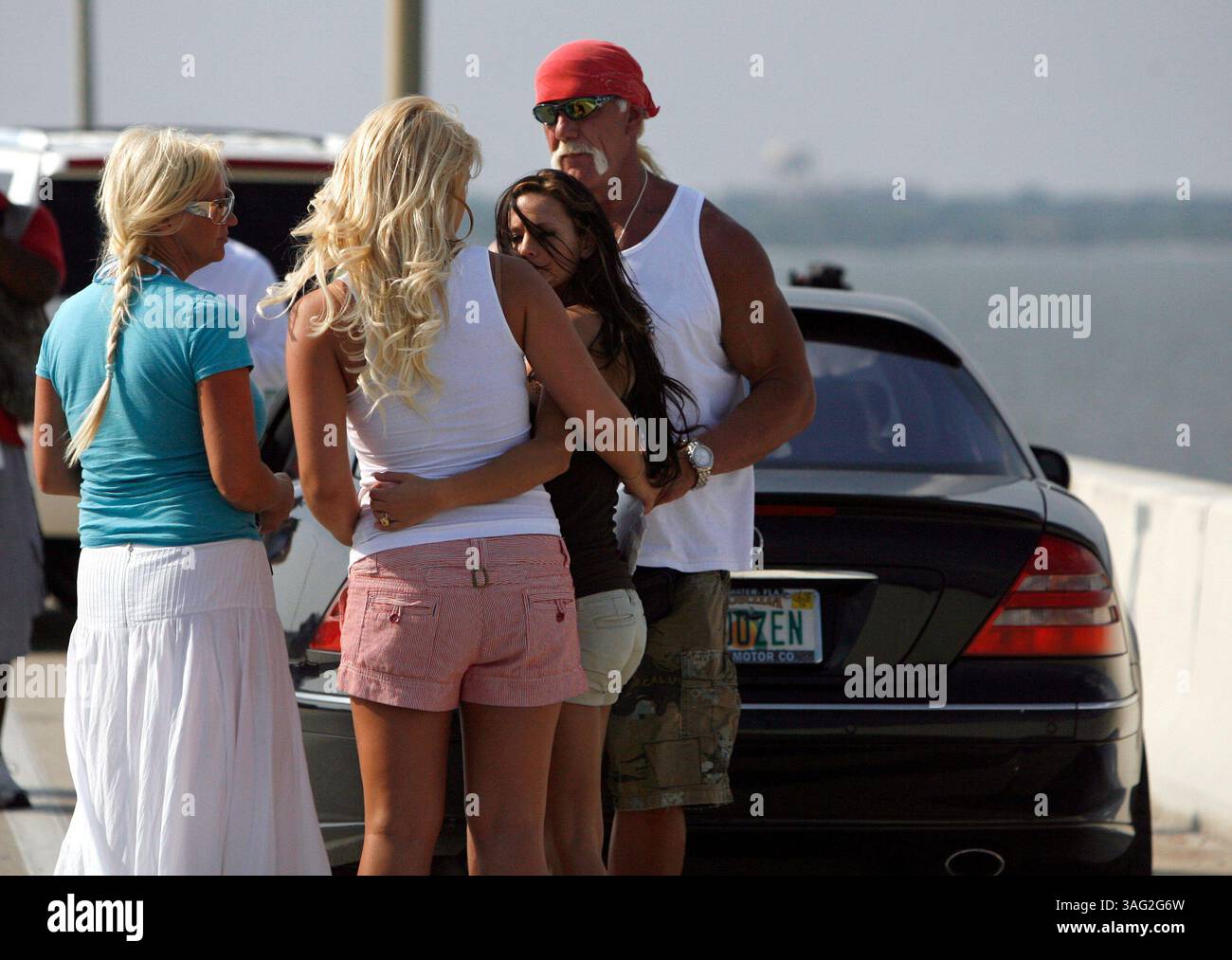 25 maggio 2008 - St. Petersburg, Florida, Stati Uniti - HULK HOGAN, a destra, parla con sua moglie Linda, a sinistra, la figlia BROOK BOLLEA, e una persona non identificata sul luogo di un incidente d'auto che coinvolge la sua famiglia sulle corsie nord del Bayside Bridge nella contea di Pinellas. La Florida Highway Patrol dice che la ventenne Brooke si è scontrata con un altro veicolo sul Bayside Bridge domenica, chiudendo le corsie in direzione nord per ore. Nessuno è rimasto ferito nell'incidente. Hogan, il cui vero nome e' Terry Bollea, era sulla scena. Ma il rapporto FHP dice che non era nel veicolo al momento dell'incidente. FHP dice la o Foto Stock