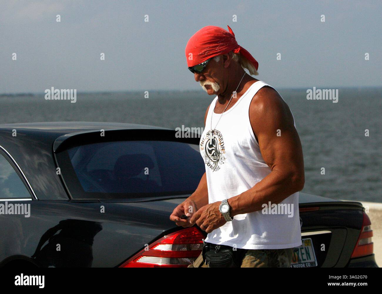 25 maggio 2008 - St. Petersburg, Florida, Stati Uniti - HULK HOGAN, sulla scena di un incidente stradale che ha coinvolto la sua famiglia sulle corsie nord del Bayside Bridge nella contea di Pinellas. La Florida Highway Patrol dice che la ventenne Brooke Bollea, figlia di Hogan, si è scontrata con un altro veicolo sul Bayside Bridge domenica, chiudendo le corsie verso nord per ore. Nessuno è rimasto ferito nell'incidente. Hogan, il cui vero nome e' Terry Bollea, era sulla scena. Ma il rapporto FHP dice che non era nel veicolo al momento dell'incidente. FHP dice che l'altro driver, il diciannovenne Ronald Gallmon, ha tentato di cambiare lan Foto Stock