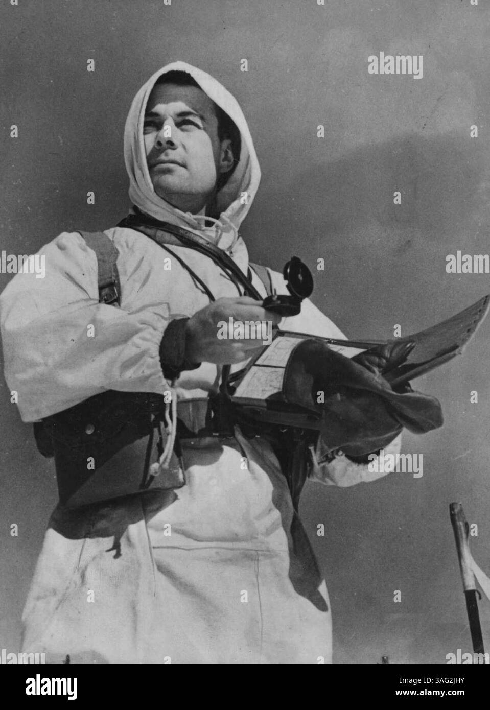 Comandante dello sci -- Un tipico comandante di una pattuglia sciistica canadese consulta la sua mappa e bussola durante una delle ultime escursioni di fondo della pattuglia da Camp Borden. Le pattuglie chiuderanno a breve un corso di ***** allenamento invernale. 1° gennaio 1953. (Foto di Associated Press Photo). Foto Stock