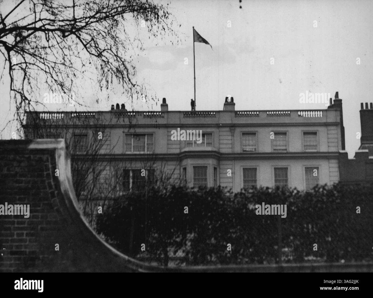 Prima volta - il Royal Standard vola sopra Clarence Hose per la prima volta in assoluto oggi 7 febbraio mentre la nuova regina arriva con suo marito. 7 febbraio 1952. (Foto di Associated Press Photo). Foto Stock