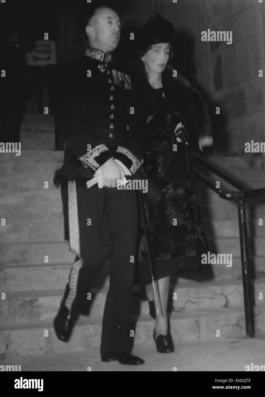 Dignitario britannico presso Lothian Funeral N.M. Butler, Consigliere dell'Ambasciata britannica, e Mrs. Butler Arbving presso la Chiesa Cattedrale dei Santi Pietro e Paolo, Washington, D.C., per partecipare ai servizi funebri per il defunto lord Lothian, ambasciatore britannico negli Stati Uniti. 29 gennaio 1941. (Foto di ACME) Foto Stock