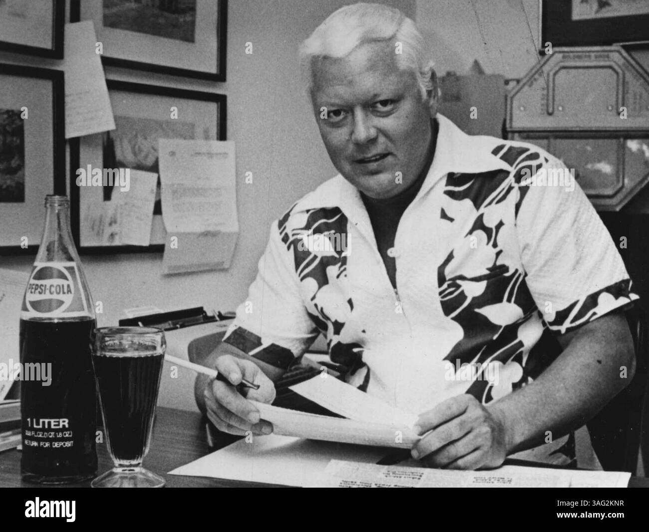 L'immagine mostra: A sinistra: Caruth C. Byrd al telefono, con l'amiletta Laurel Rose e Andre che portano una bottiglia di coca. Giusto: Il vero "J.R." - Caruth C. Byrd. 1° gennaio 1925. (Foto di John Spencer, solo Pictures) Foto Stock