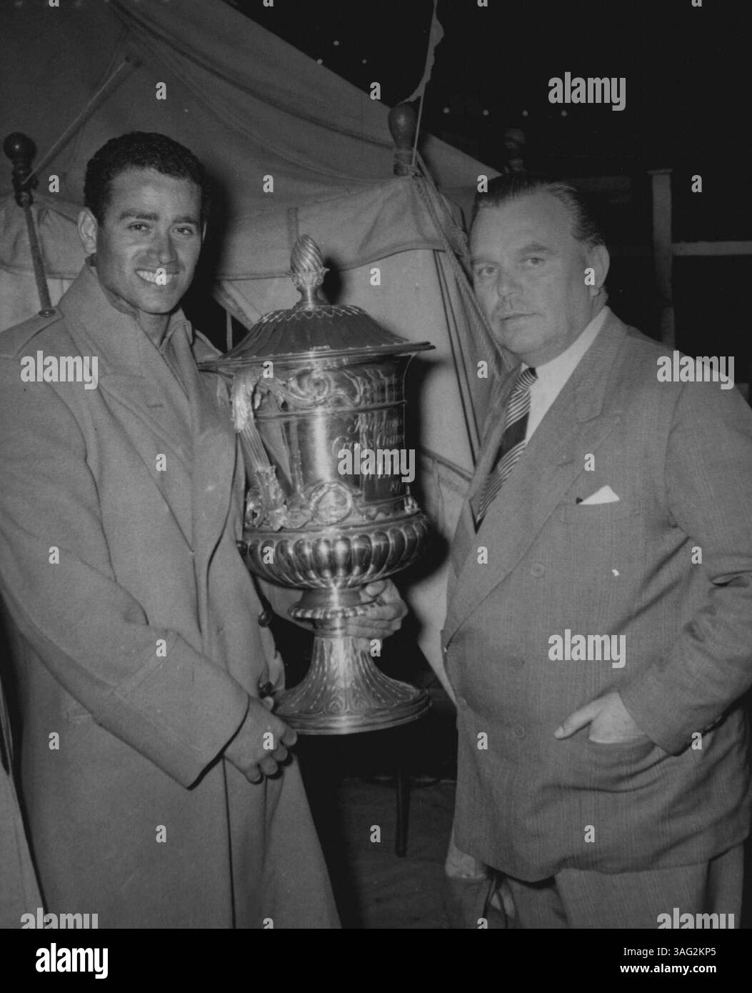 Ha perso Cross-channel Duel. Spettacoli fotografici. Abdel Latif Abu HEIF, egiziano, vincitore della Butlin International Cross-Channel Race, si presenta con la Coppa Guineas 'Bultin 1.000 dal Sig. Billy Butlin alla piscina Folkestone poco dopo la fine della gara. Un emozionante duello ictus tra due nuotatori stanchi ha concluso la gara cross-channel di ieri. Hanno lottato per le ultime due miglia con solo poche yard tra di loro. 16 agosto 1955. (Foto di Paul Popper, Paul Popper Ltd). Foto Stock